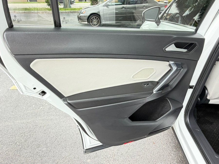 Used 2020 Volkswagen Tiguan SE FWD image 19