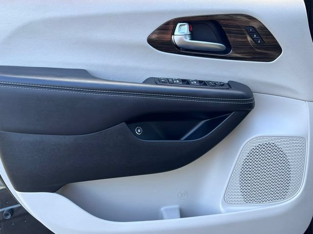 Used 2023 Chrysler Pacifica Limited FWD image 17
