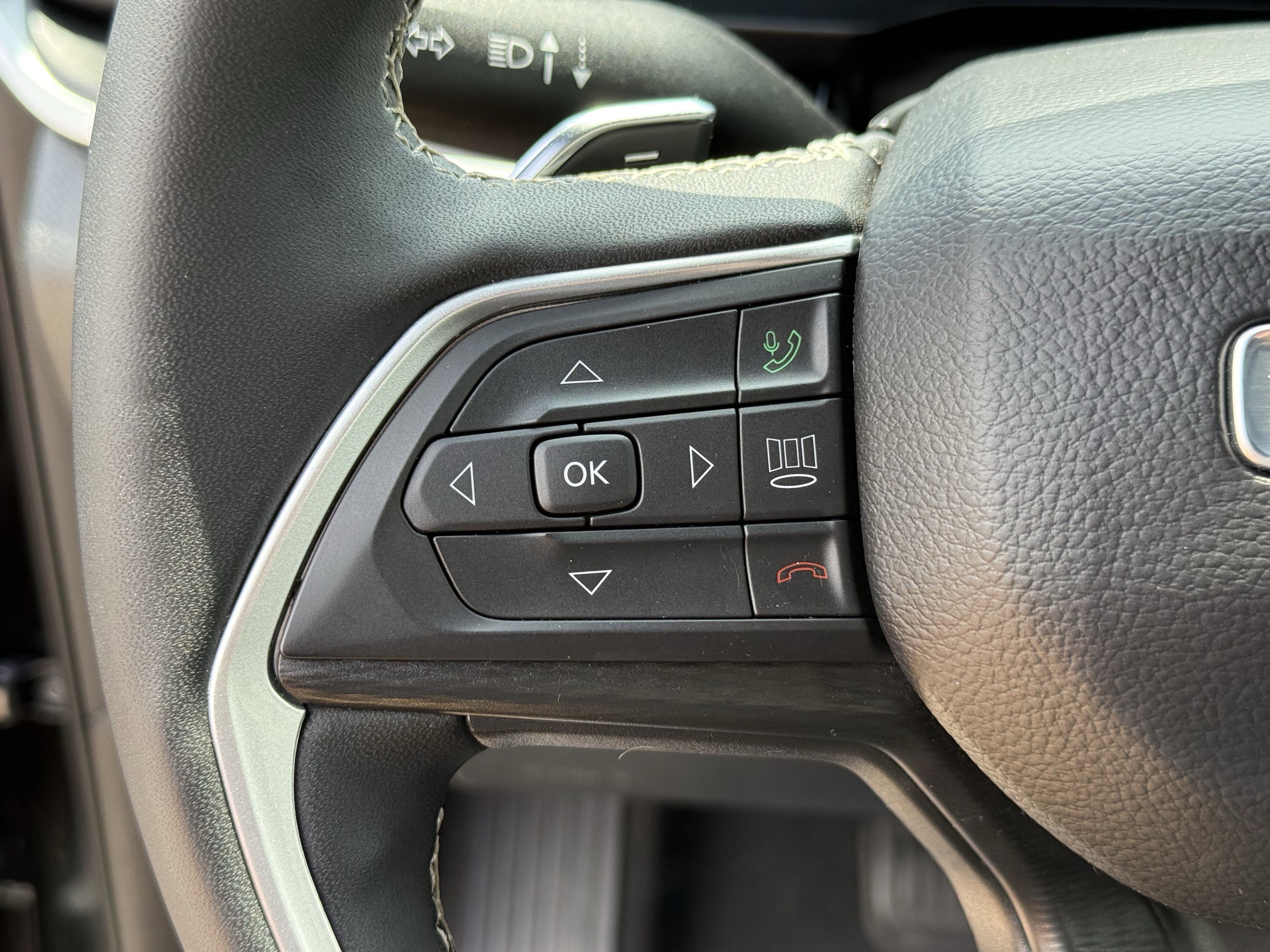 Used 2025 Jeep Grand Cherokee Altitude AWD/4WD image 16