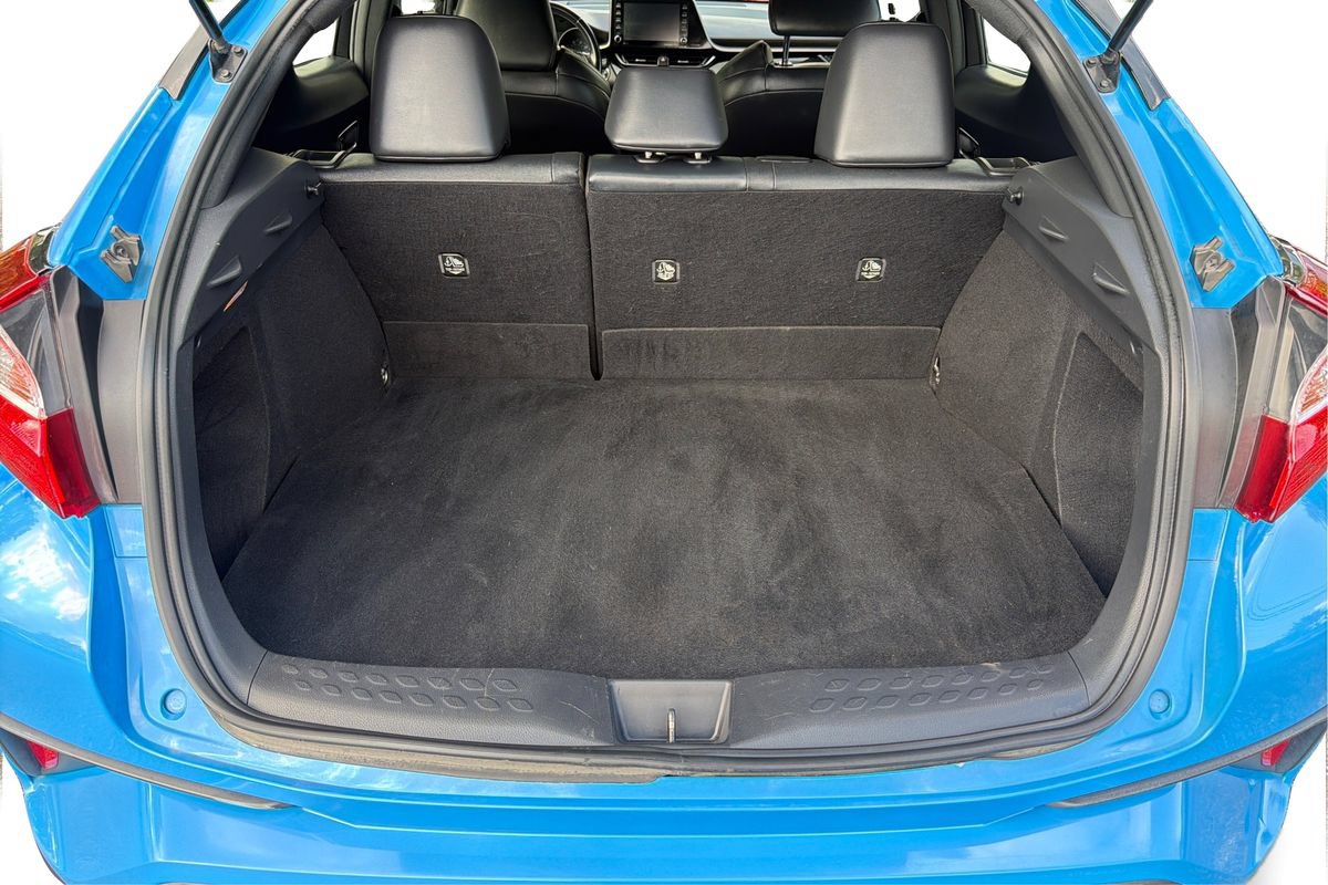 Used 2019 Toyota C-HR Limited FWD image 11