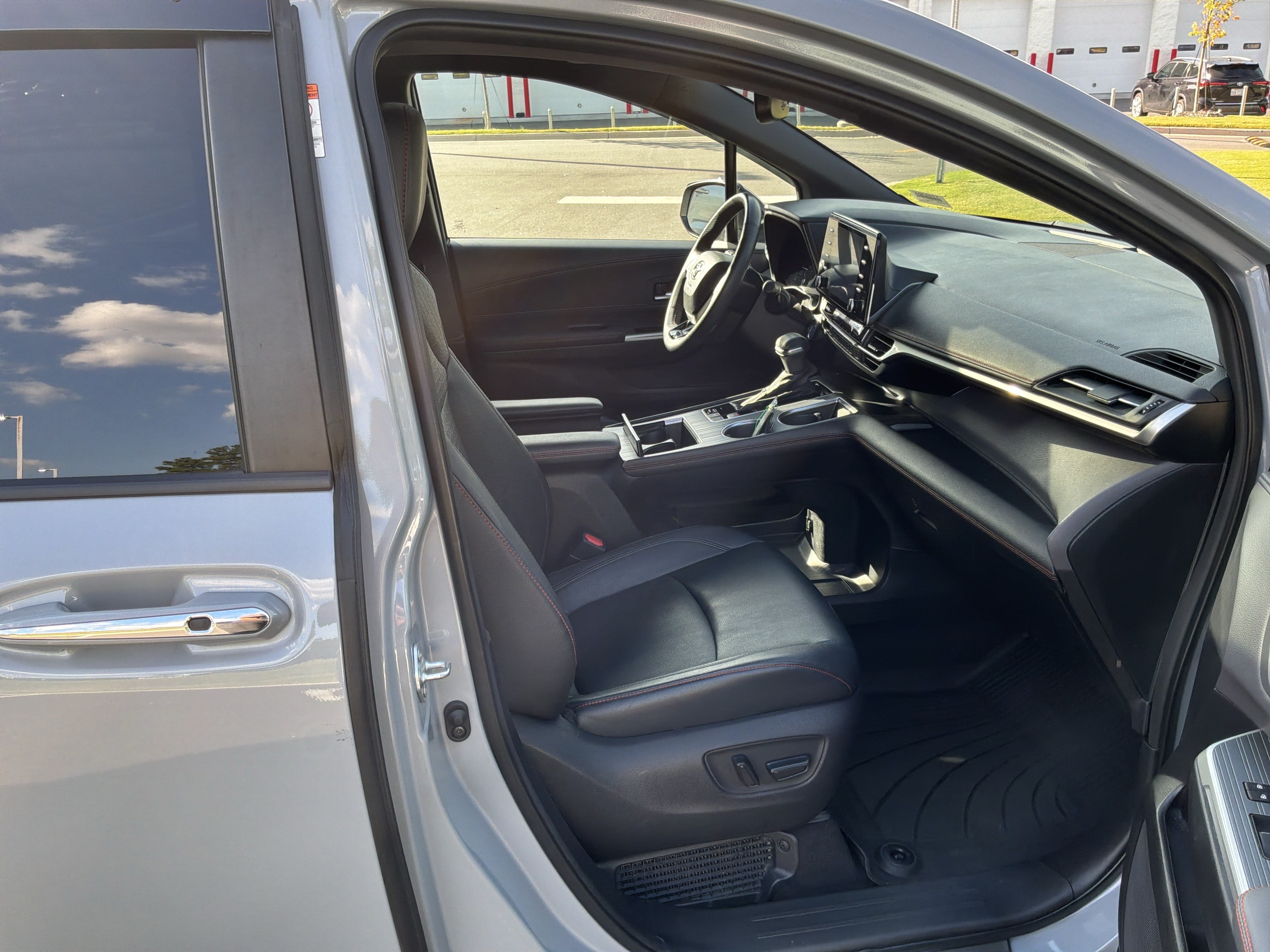 Used 2023 Toyota Sienna XSE FWD image 34