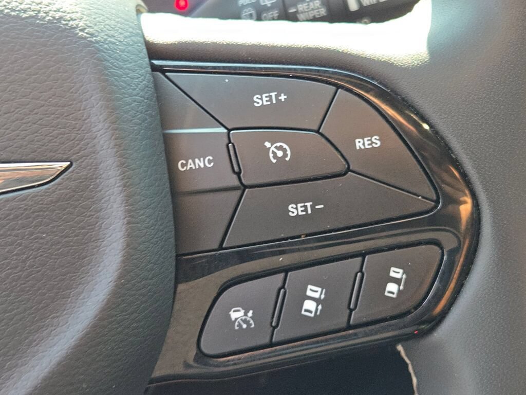 Certified 2024 Chrysler Pacifica Limited FWD image 31