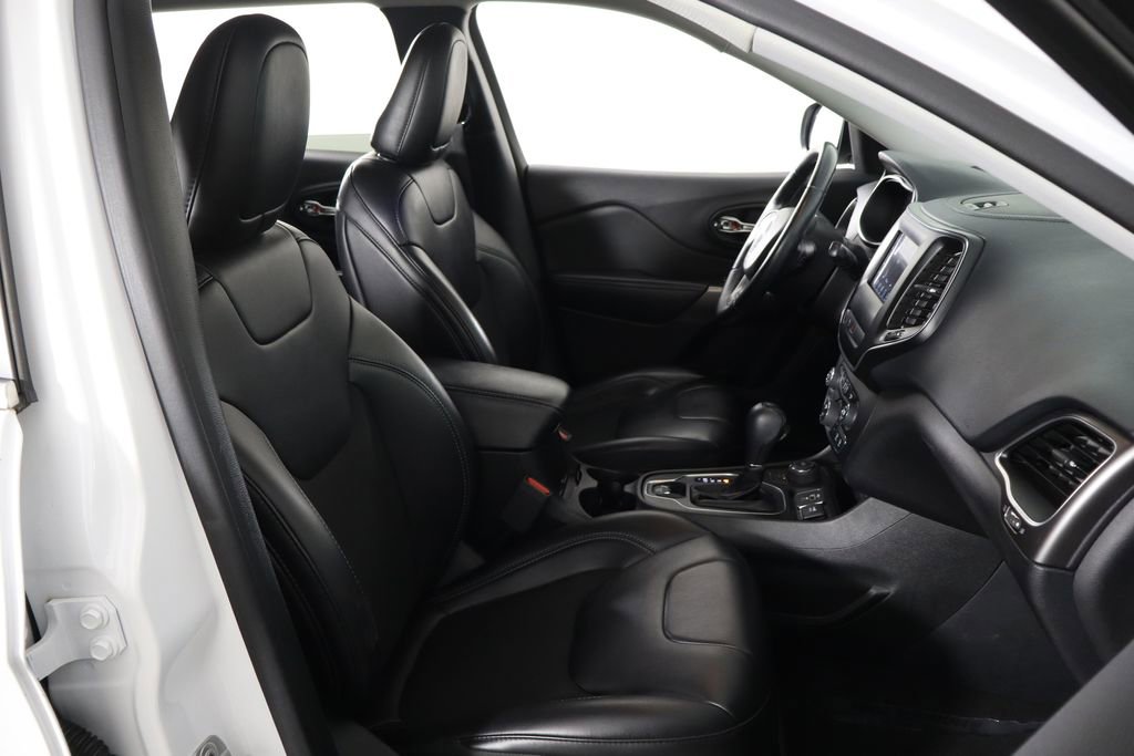 Used 2019 Jeep Cherokee Latitude Plus w/ Comfort/Convenience Group AWD/4WD image 18