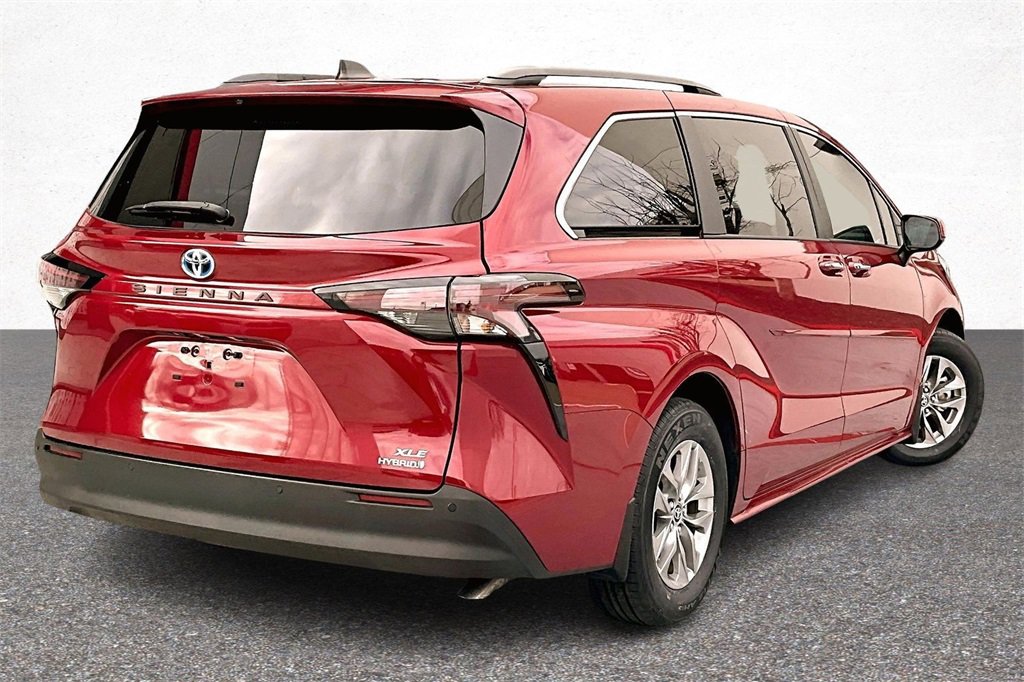 Certified 2024 Toyota Sienna XLE image 7