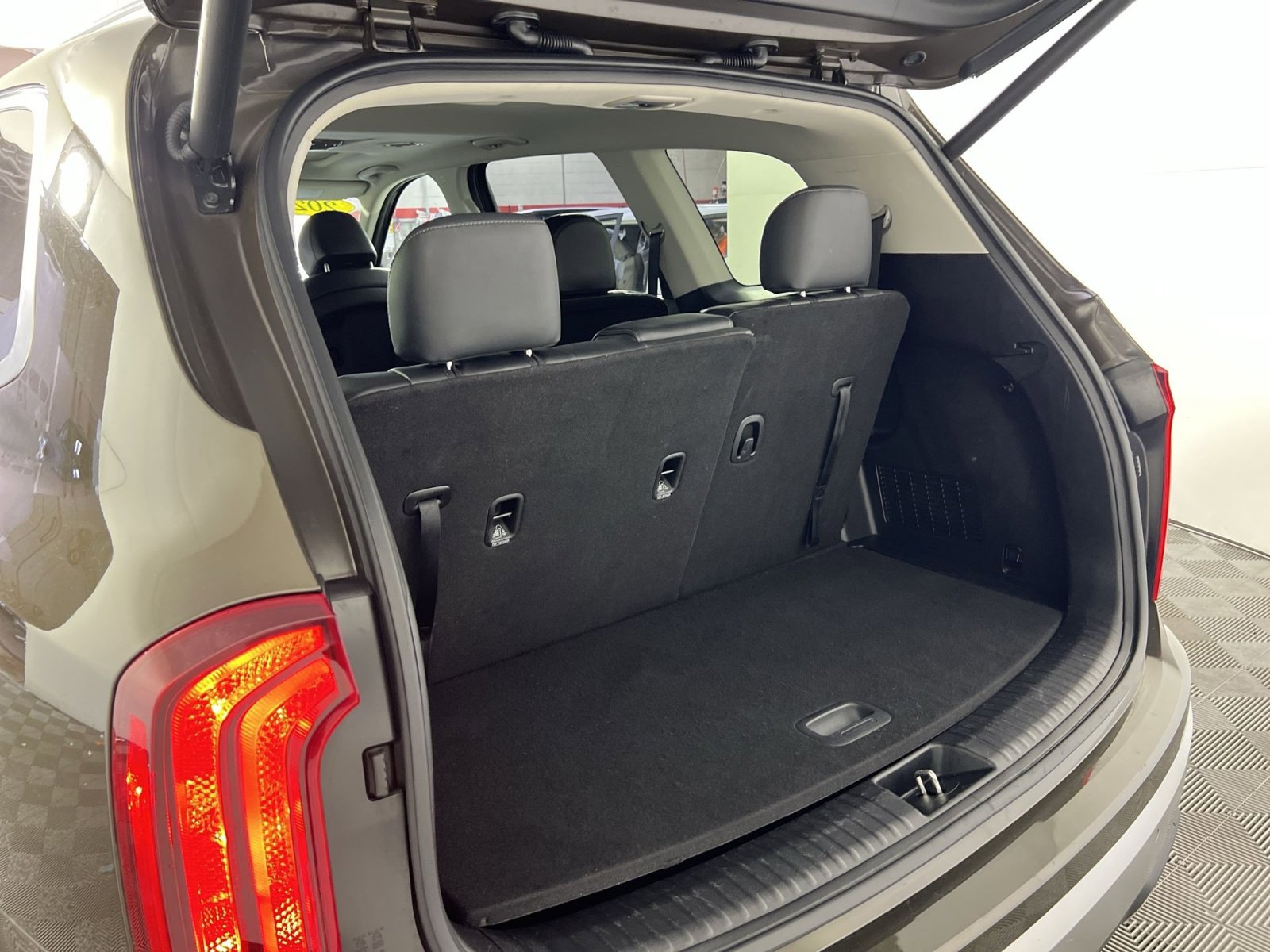 Used 2025 Kia Telluride S image 27