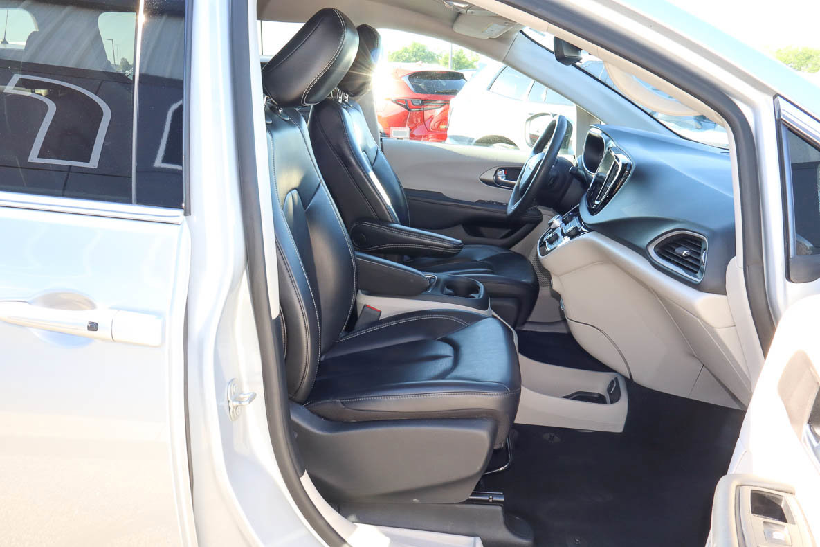 Used 2023 Chrysler Pacifica Touring-L FWD image 27