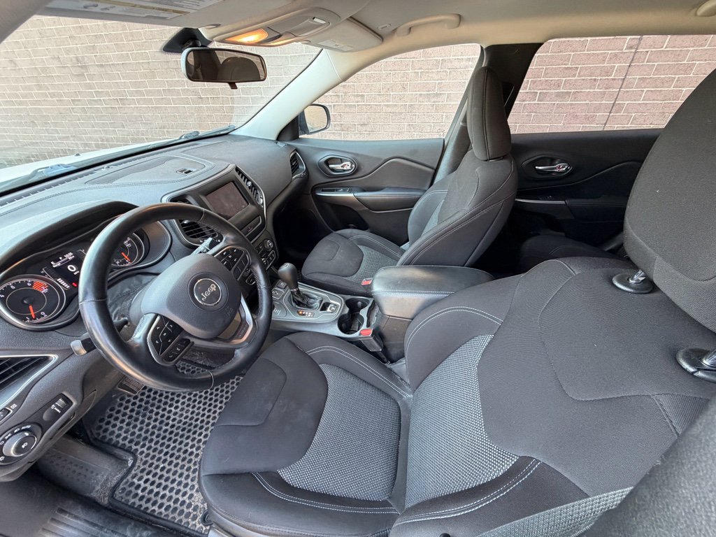 Used 2019 Jeep Cherokee Latitude w/ Cold Weather Group image 9