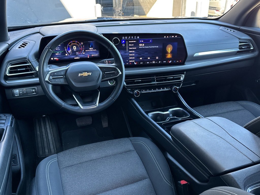 Used 2024 Chevrolet Traverse LT image 2