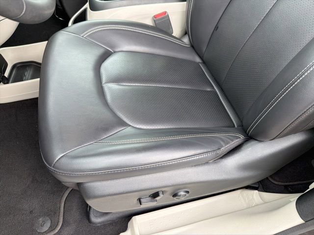 Used 2023 Chrysler Pacifica Touring-L image 24