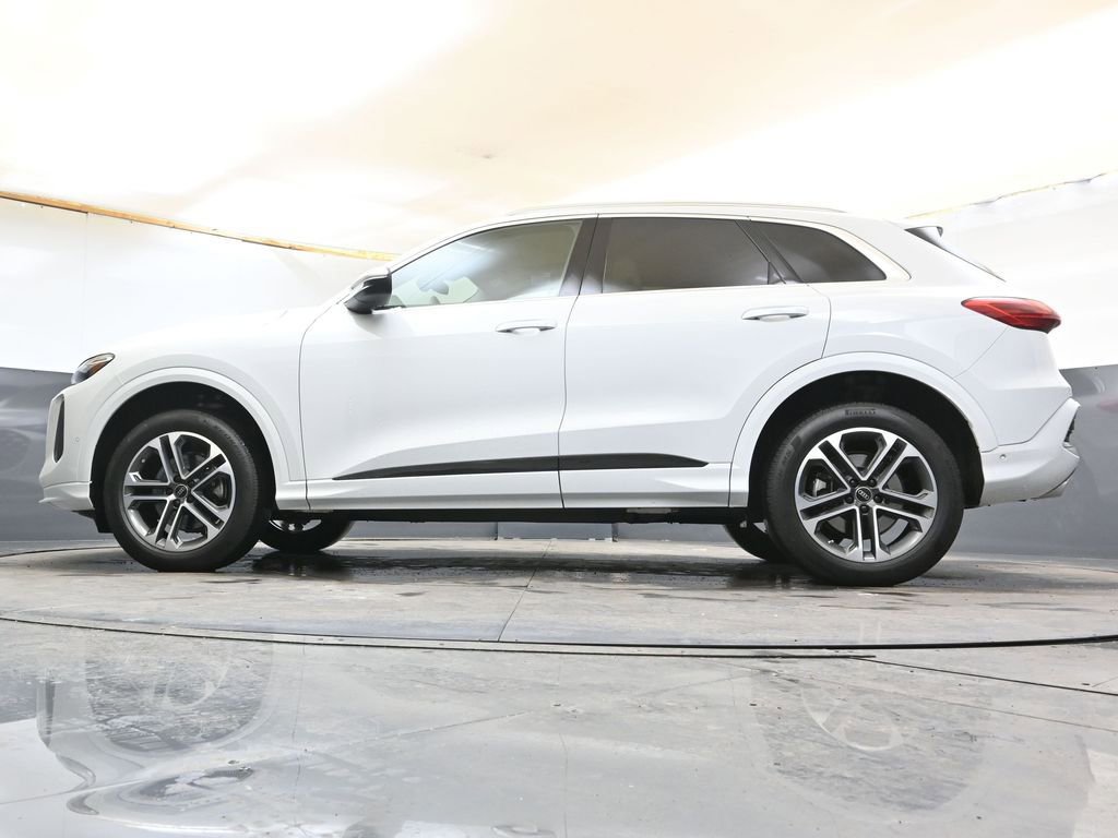Certified 2025 Audi Q5 Premium w/ 19" Wheel Package image 31
