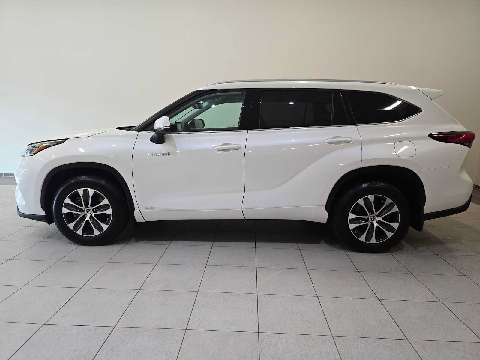 Certified 2020 Toyota Highlander XLE AWD/4WD image 3