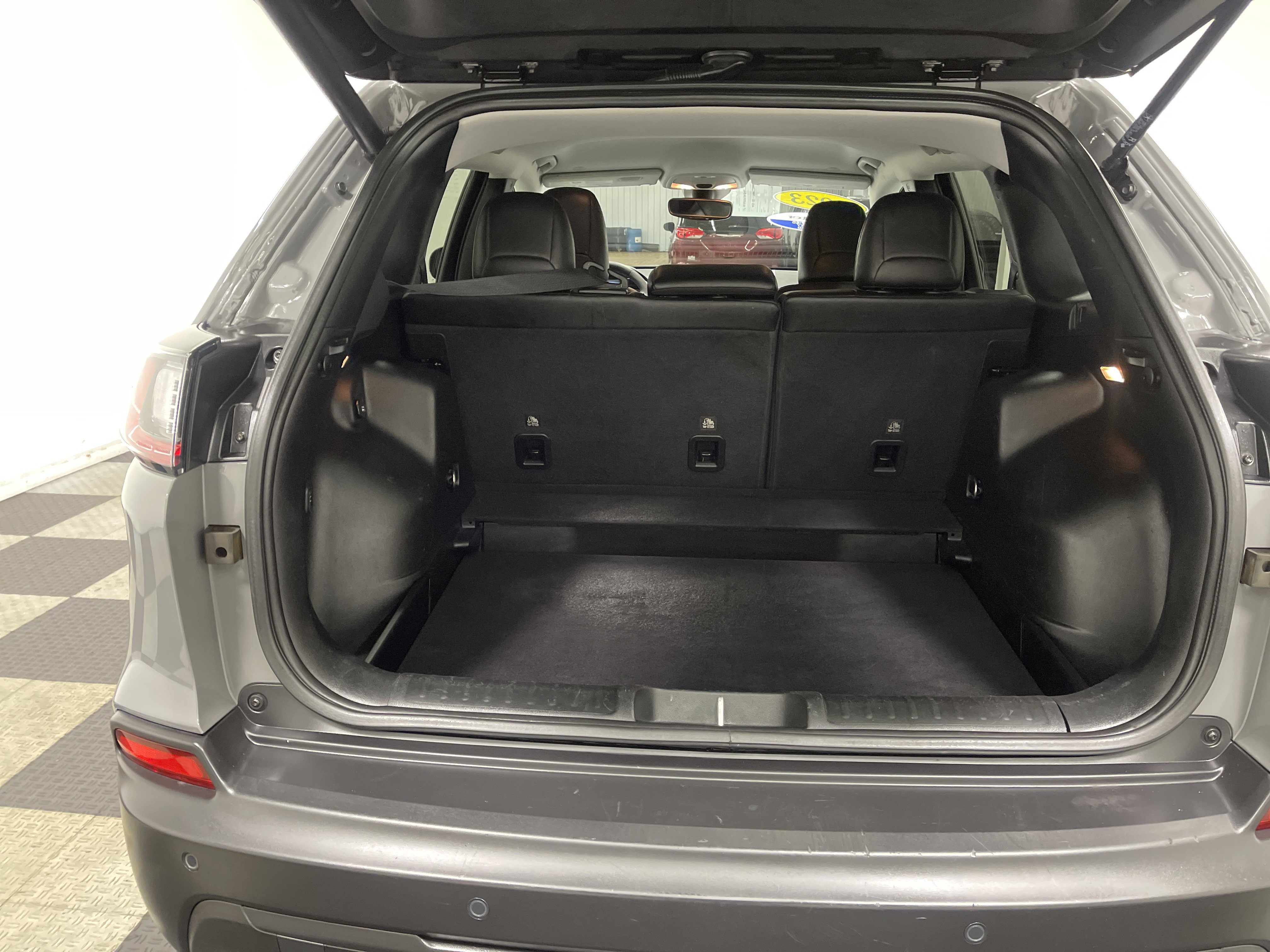 Used 2023 Jeep Cherokee Altitude Lux image 18