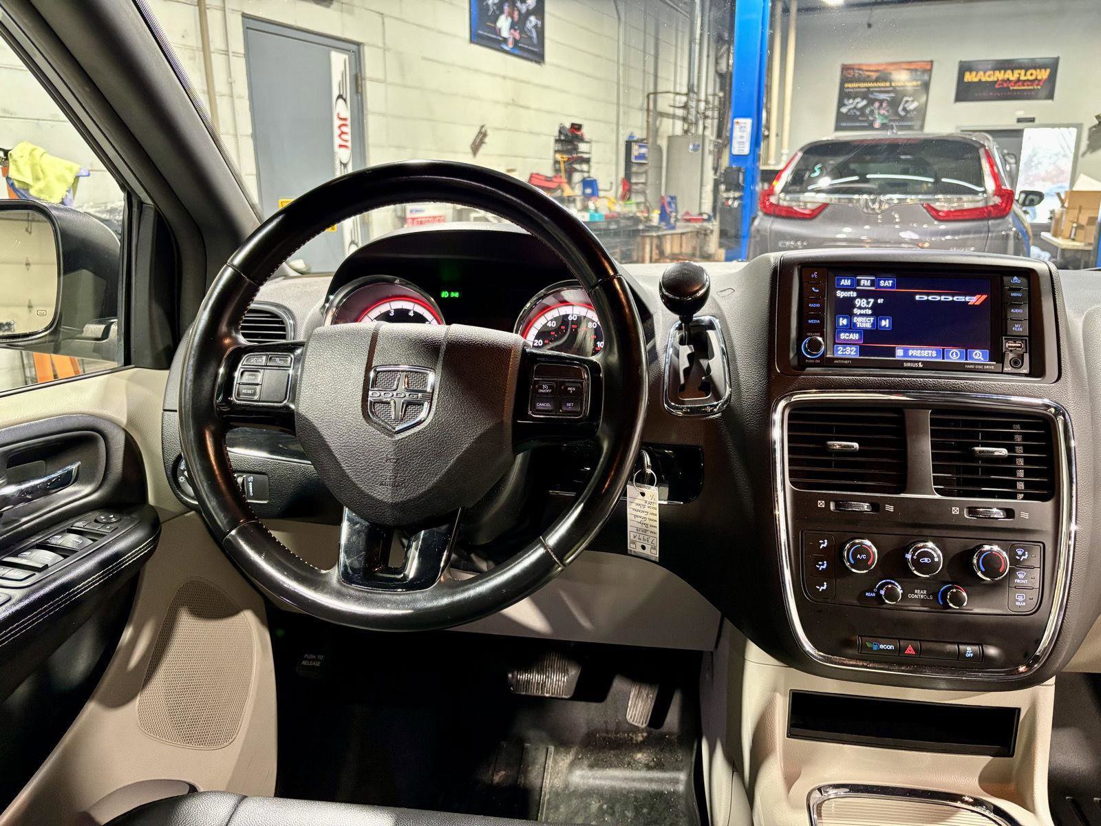 Used 2019 Dodge Grand Caravan SXT image 3