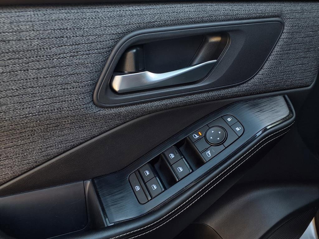 Used 2023 Nissan Rogue SV image 17