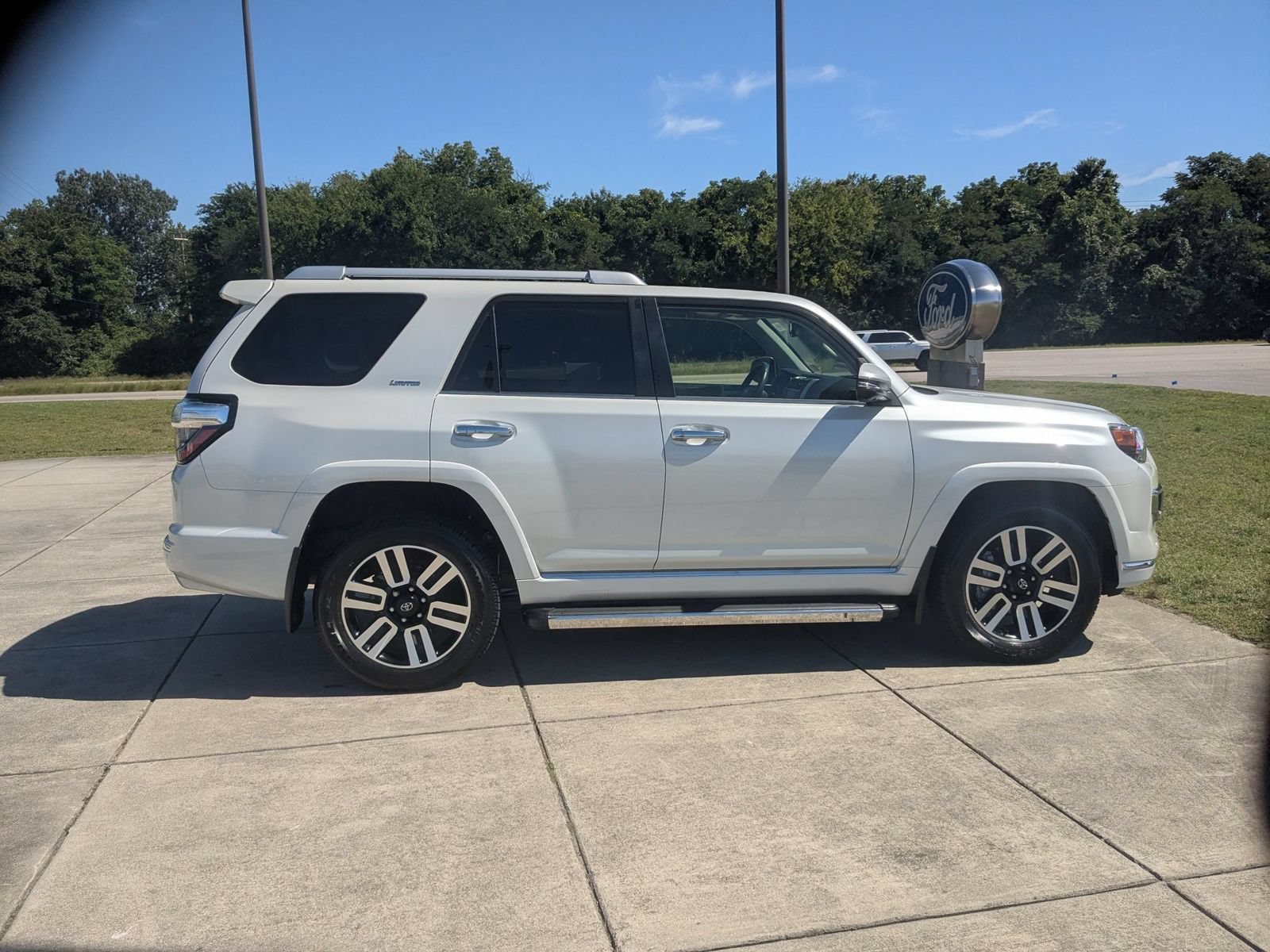 Used 2024 Toyota 4Runner Limited AWD/4WD image 2