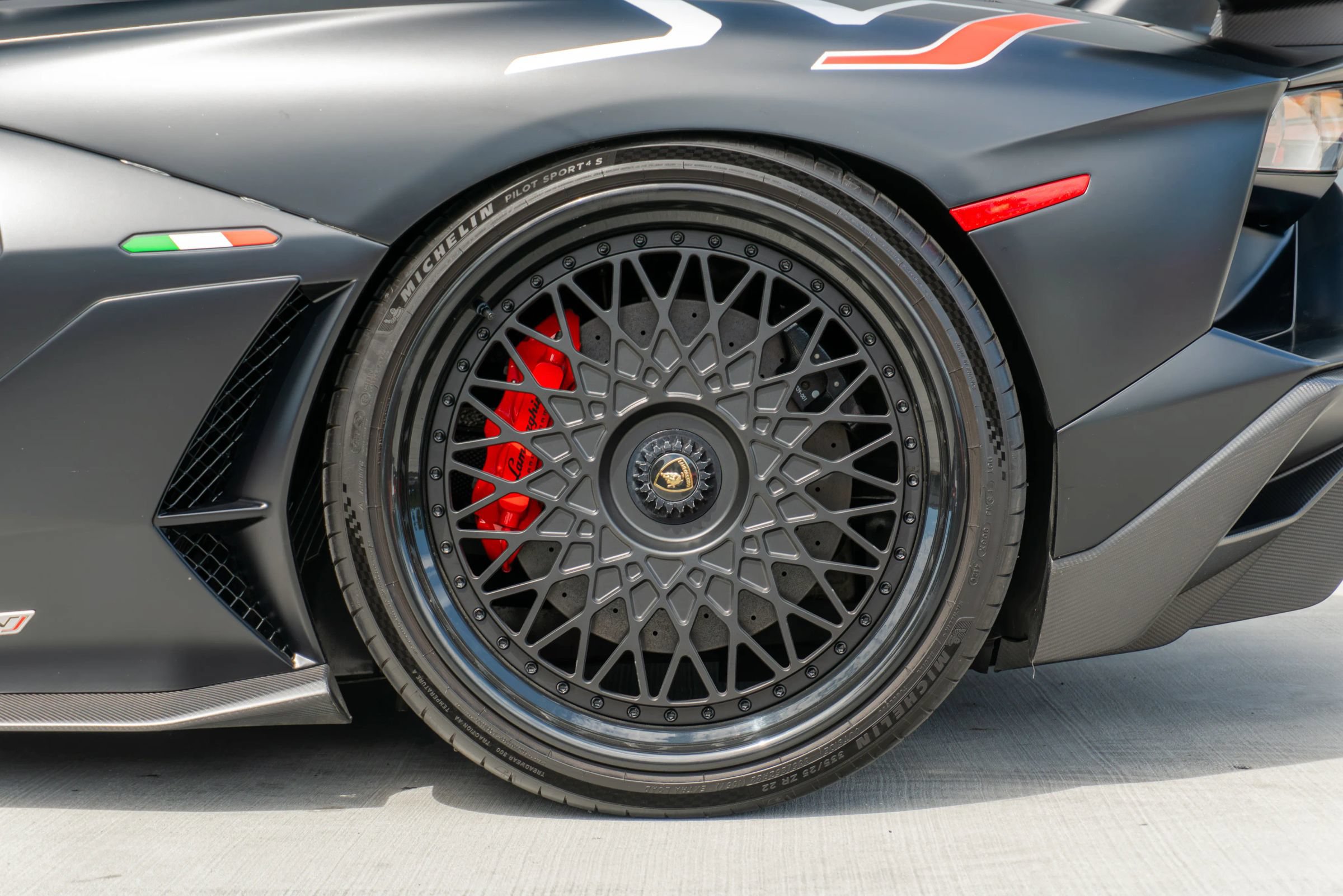 Used 2020 Lamborghini Aventador SVJ AWD/4WD image 25