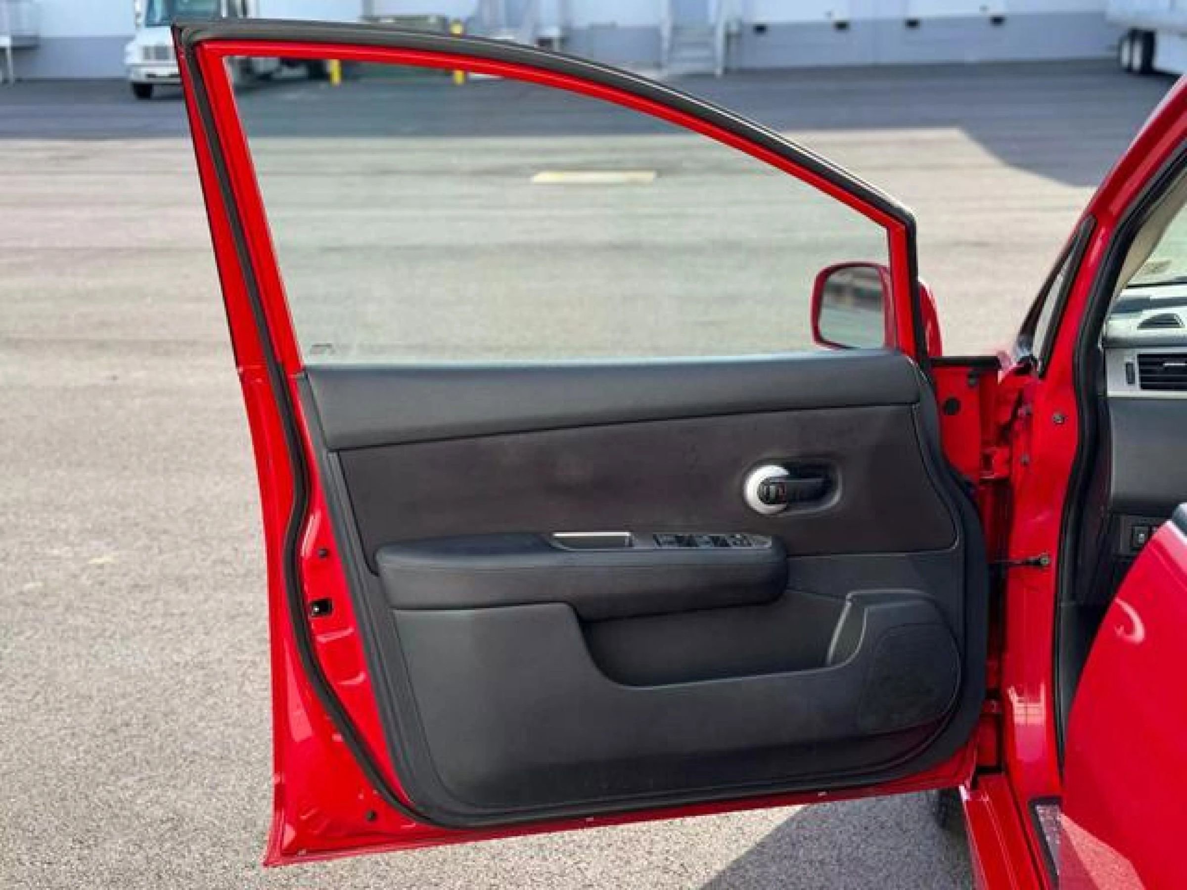 Used 2012 Nissan Versa SL image 34