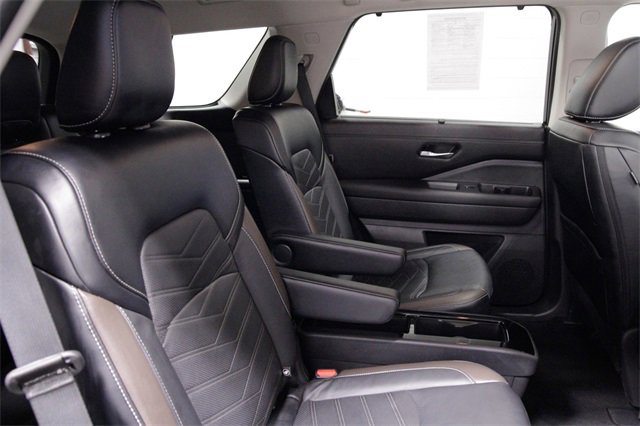 Used 2023 Nissan Pathfinder Platinum image 19