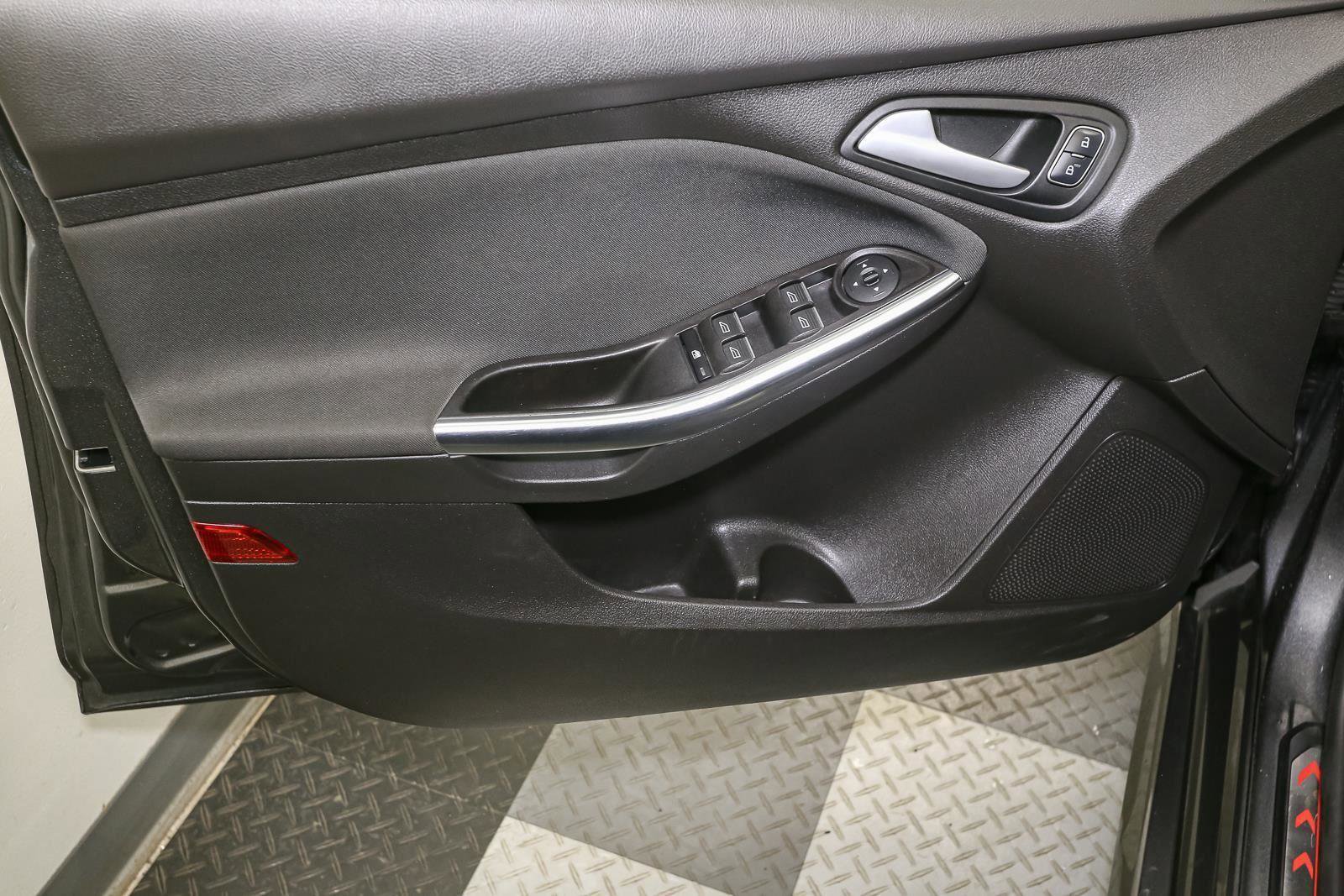 Used 2017 Ford Focus ST FWD image 39