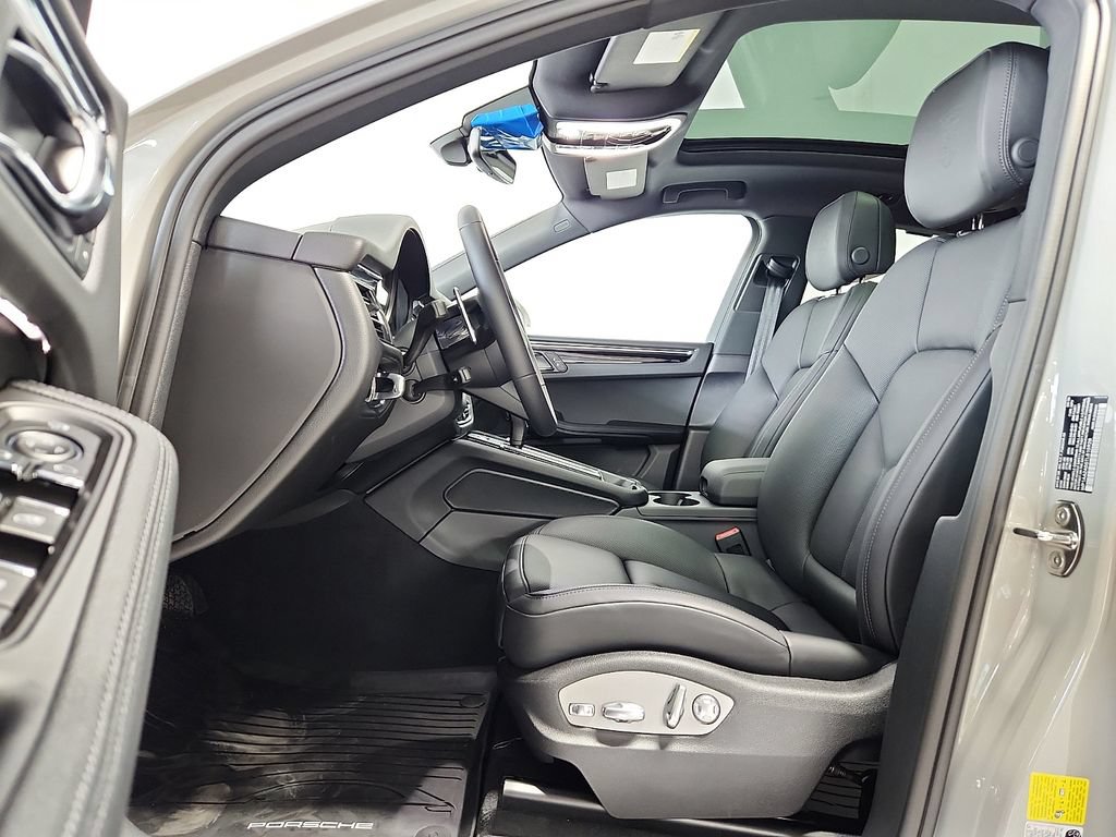 New 2026 Porsche Macan AWD/4WD image 5