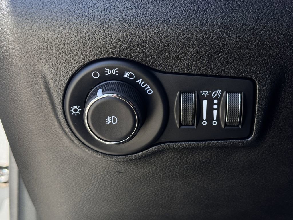 Used 2025 Jeep Compass Limited image 23