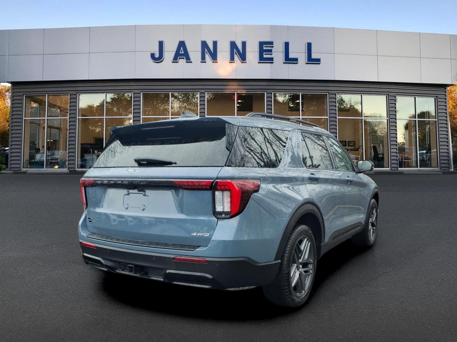 Used 2025 Ford Explorer ST-Line w/ ST-Line Street Pack AWD/4WD image 5