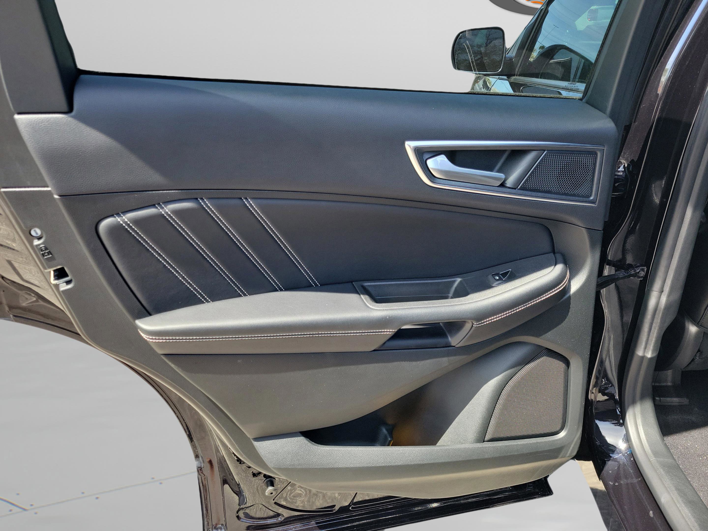 Used 2022 Ford Edge ST image 23