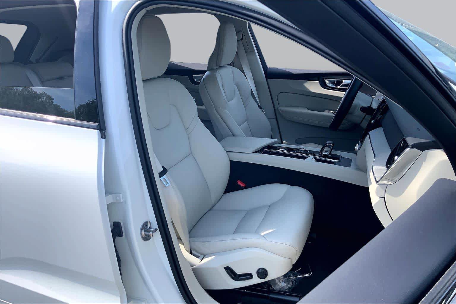Used 2025 Volvo XC60 B5 Plus w/ Protection Package Premier AWD/4WD image 9
