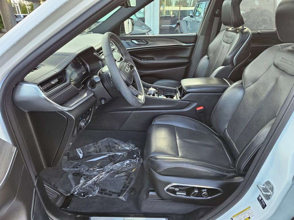 Used 2023 Jeep Grand Cherokee Overland w/ Luxury Tech Group IV image 16