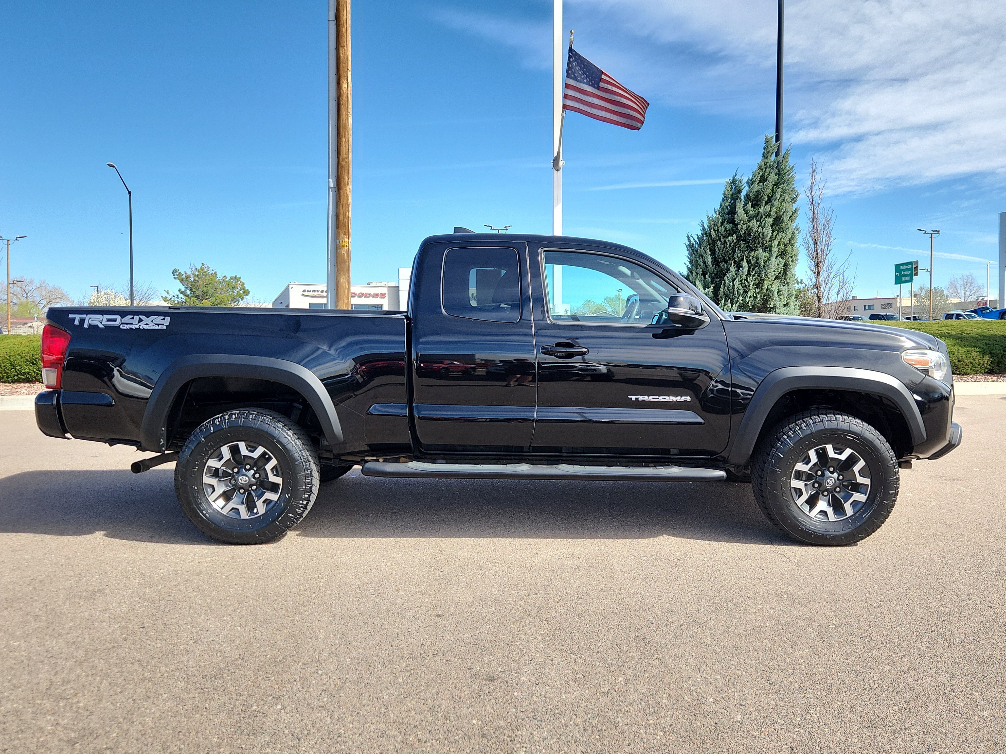 Used 2016 Toyota Tacoma TRD Off-Road w/ Premium & Technology Package image 2