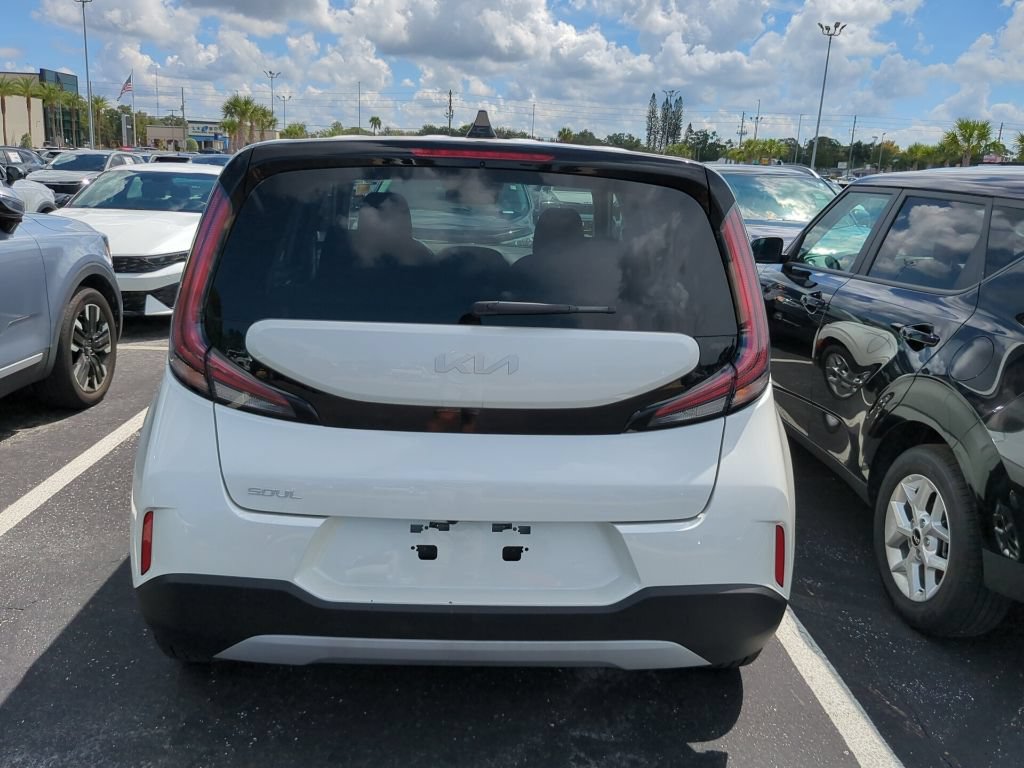 Certified 2025 Kia Soul LX w/ LX Technology Package FWD image 9