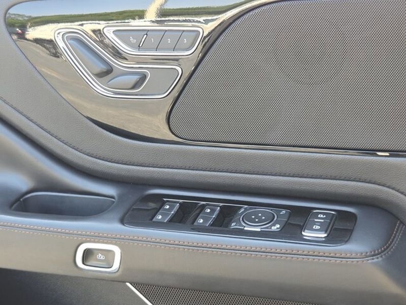 Used 2021 Lincoln Aviator 2WD image 28