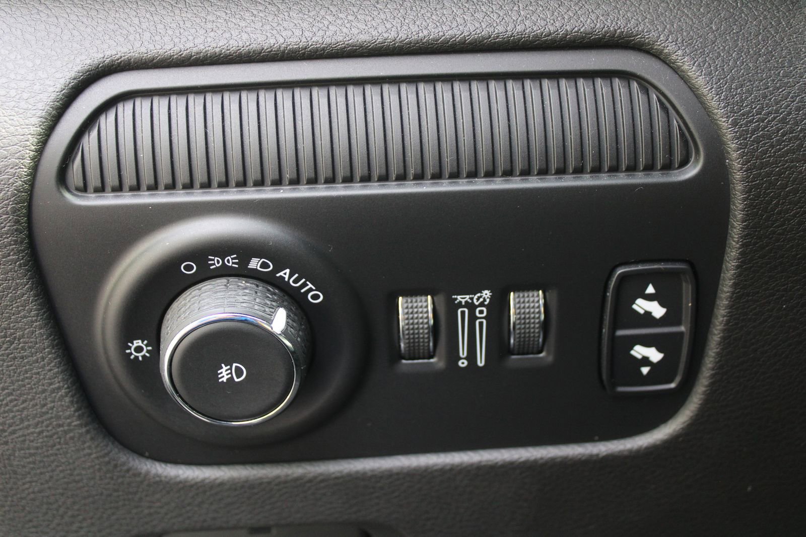 Used 2022 Jeep Wagoneer Series III w/ Rear Seat Video Group 1 image 31