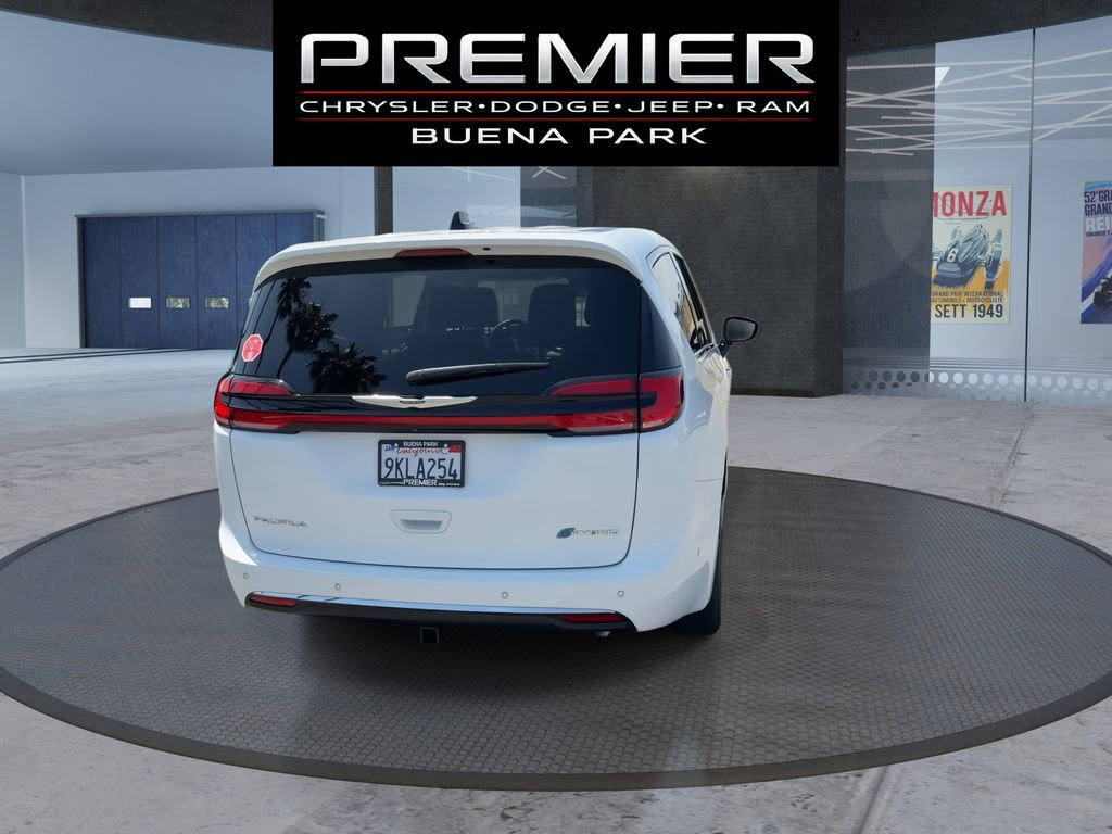 Used 2023 Chrysler Pacifica Limited FWD image 7