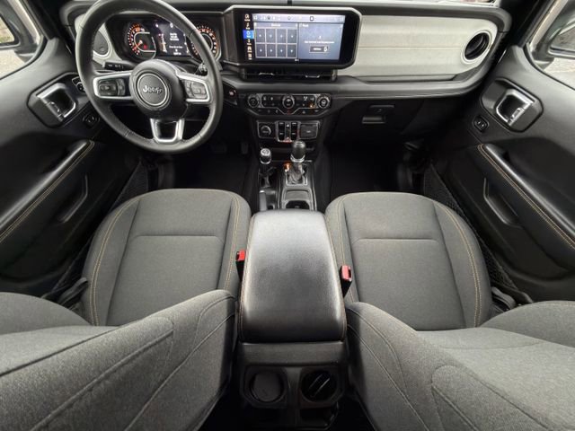 Used 2025 Jeep Wrangler Unlimited Sahara AWD/4WD image 10