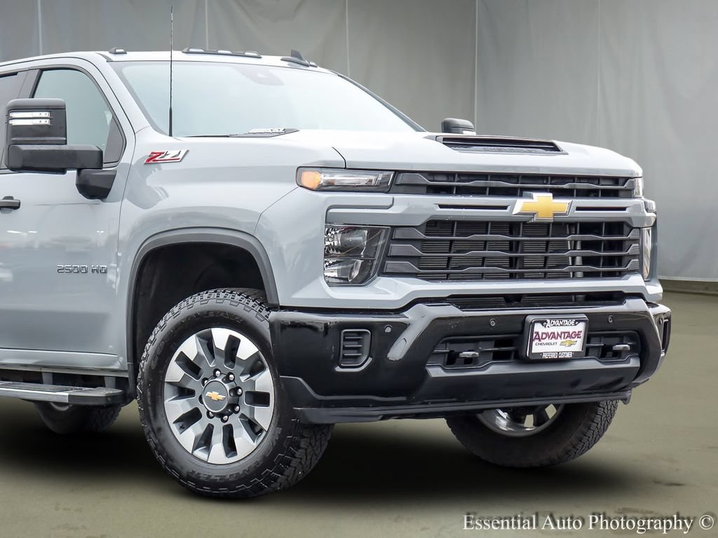 Used 2025 Chevrolet Silverado 2500 Custom w/ Custom Value Package AWD/4WD video 3