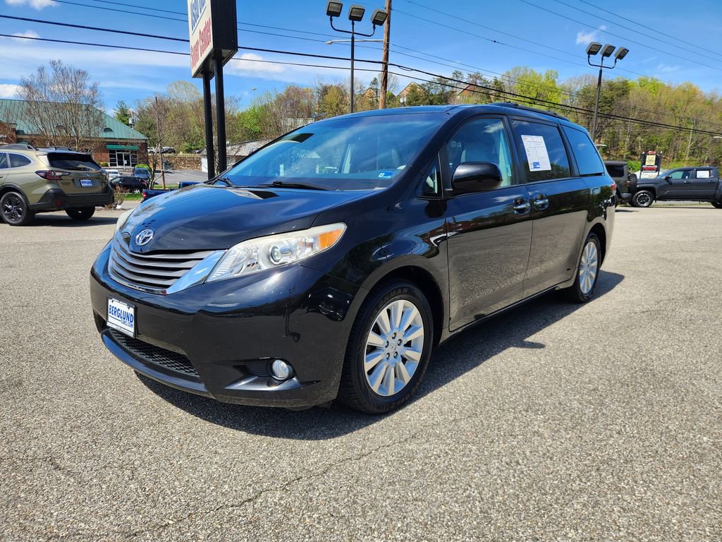 Used 2013 Toyota Sienna XLE w/ Entertainment Pkg image 8