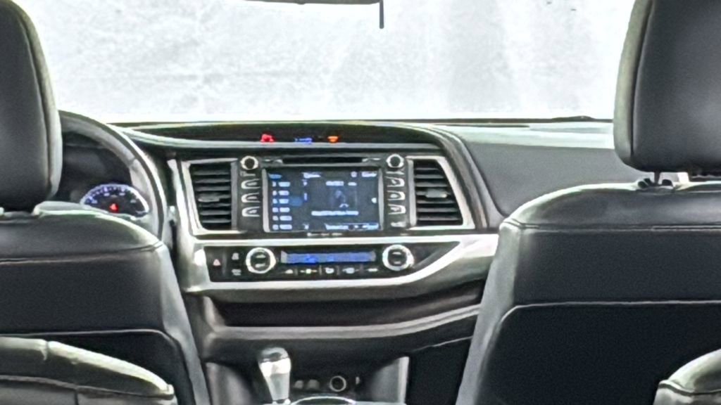 Used 2018 Toyota Highlander XLE image 18
