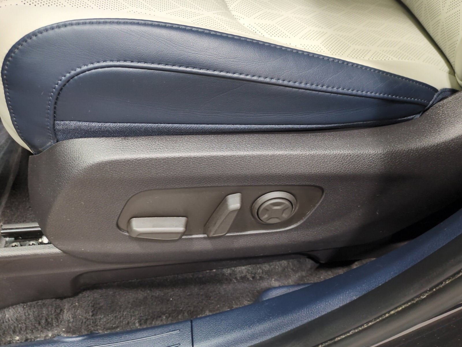 Certified 2025 Kia Carnival EX FWD image 23
