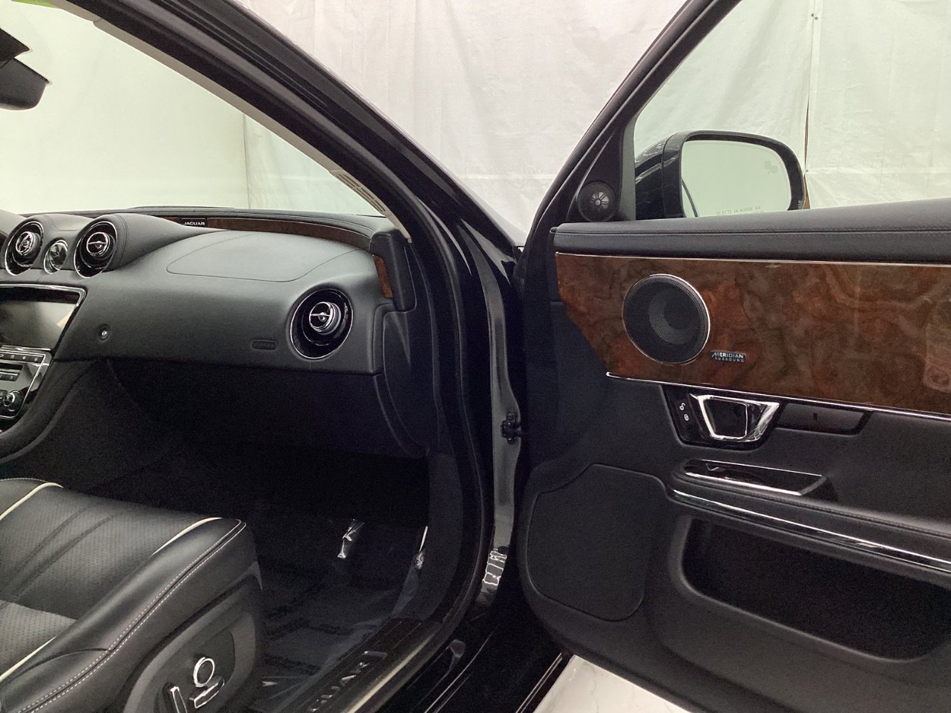 Used 2018 Jaguar XJ R-Sport image 17