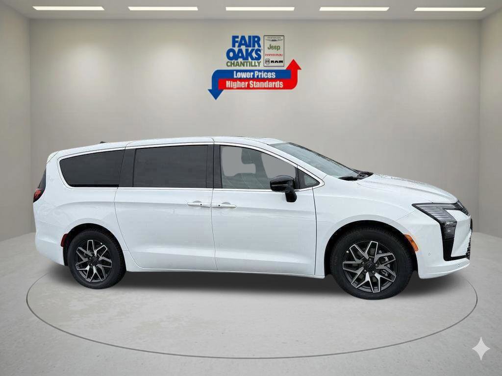 New 2027 Chrysler Pacifica Limited FWD image 4