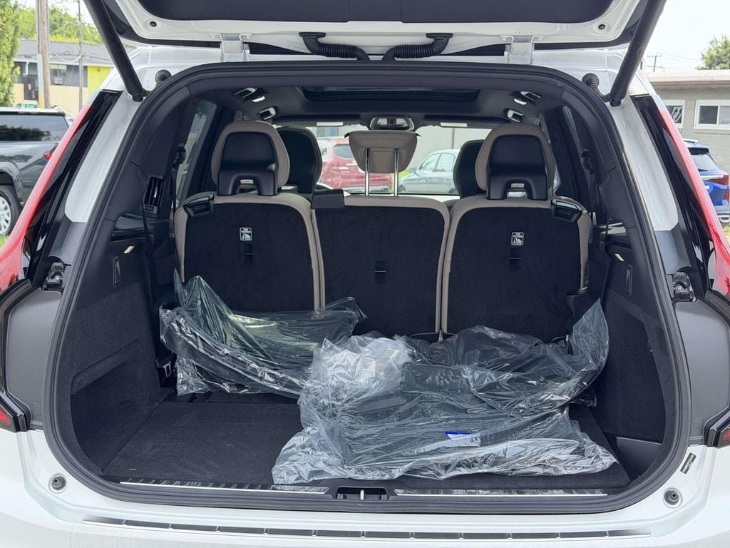 New 2026 Volvo XC90 T8 Plus w/ Protection Package Premier AWD/4WD image 13