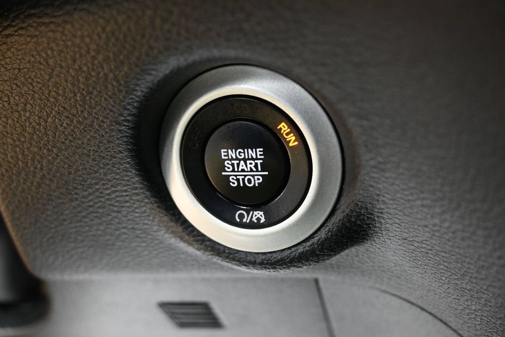 Used 2025 Chrysler Pacifica Limited FWD image 23