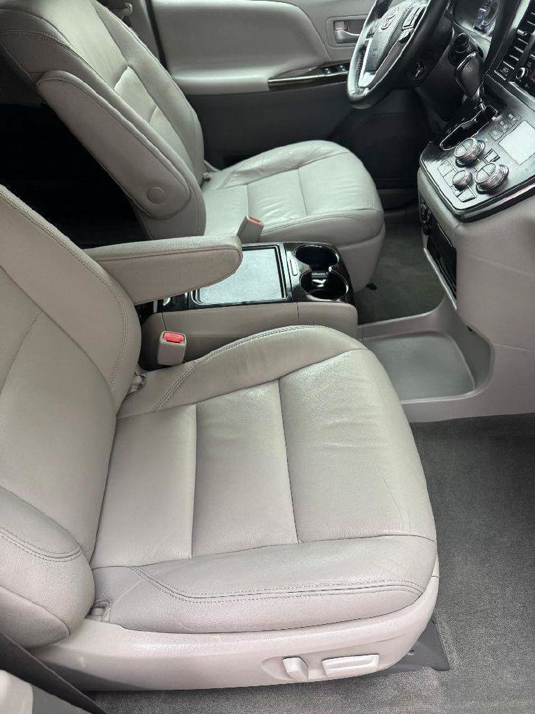 Used 2018 Toyota Sienna XLE Premium FWD image 21