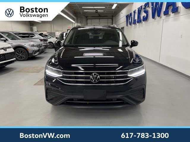 Used 2024 Volkswagen Tiguan SE w/ Panoramic Sunroof Package image 6