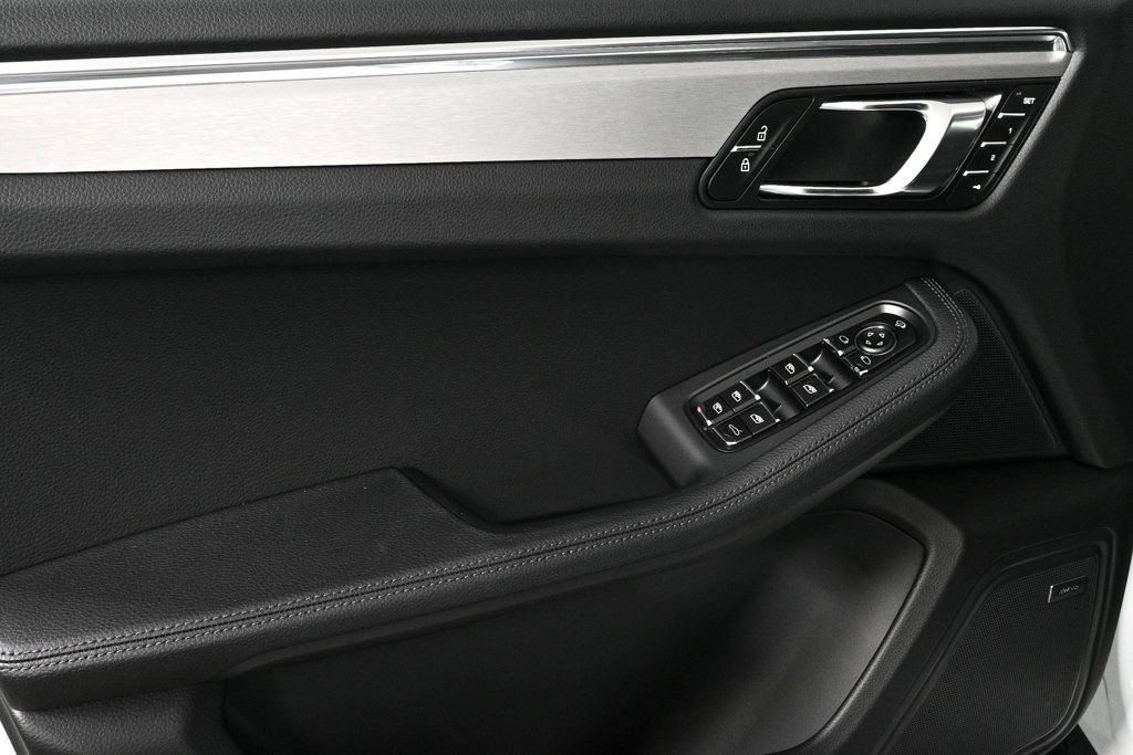 Certified 2026 Porsche Macan AWD/4WD image 6