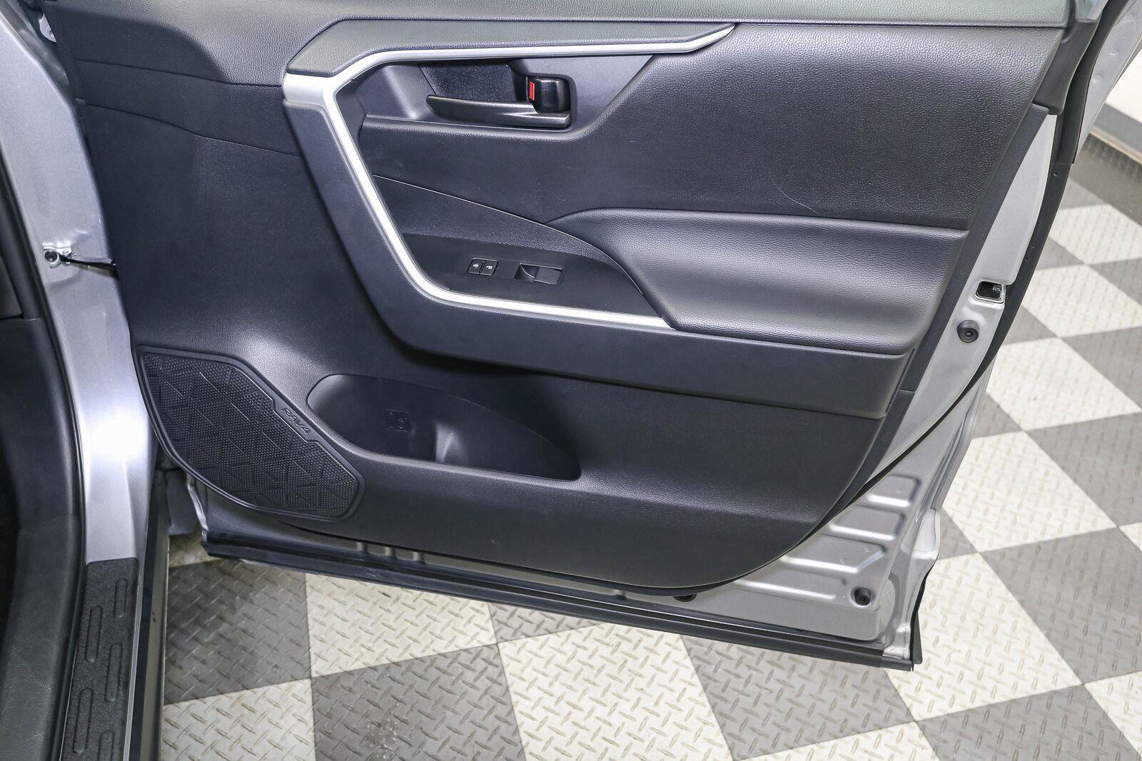 Used 2025 Toyota RAV4 LE AWD/4WD image 21