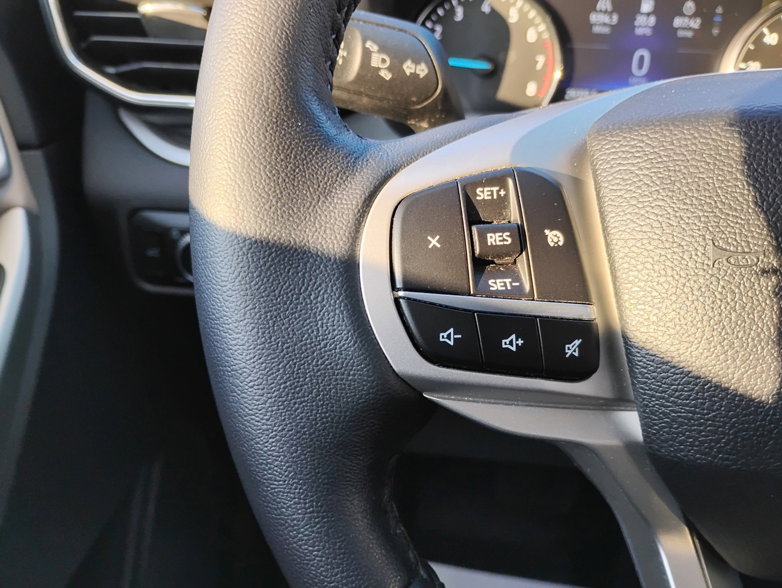 Used 2022 Ford Explorer XLT w/ Equipment Group 202A image 10