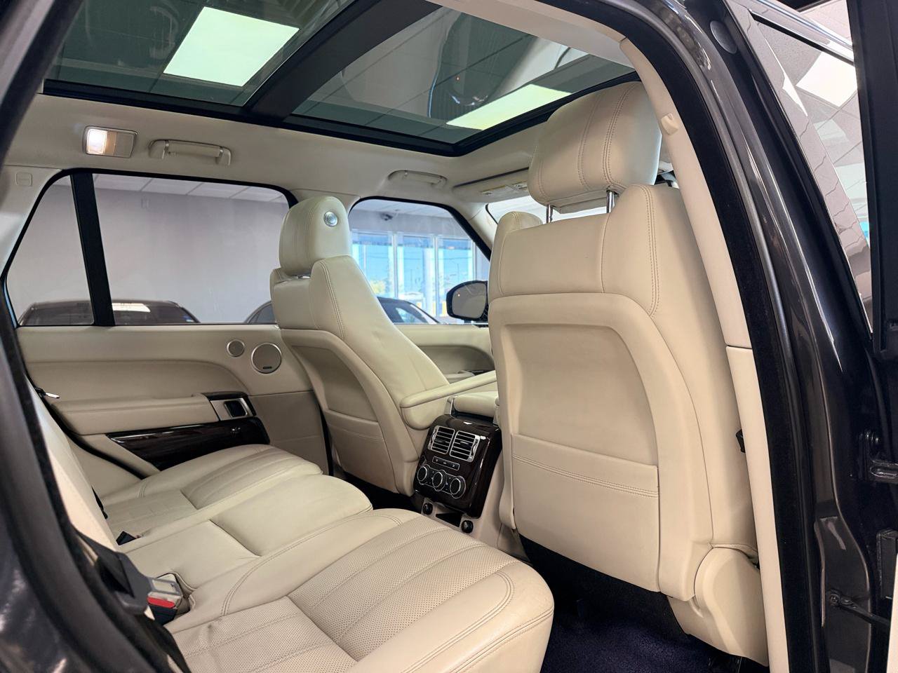 Used 2014 Land Rover Range Rover HSE AWD/4WD image 24