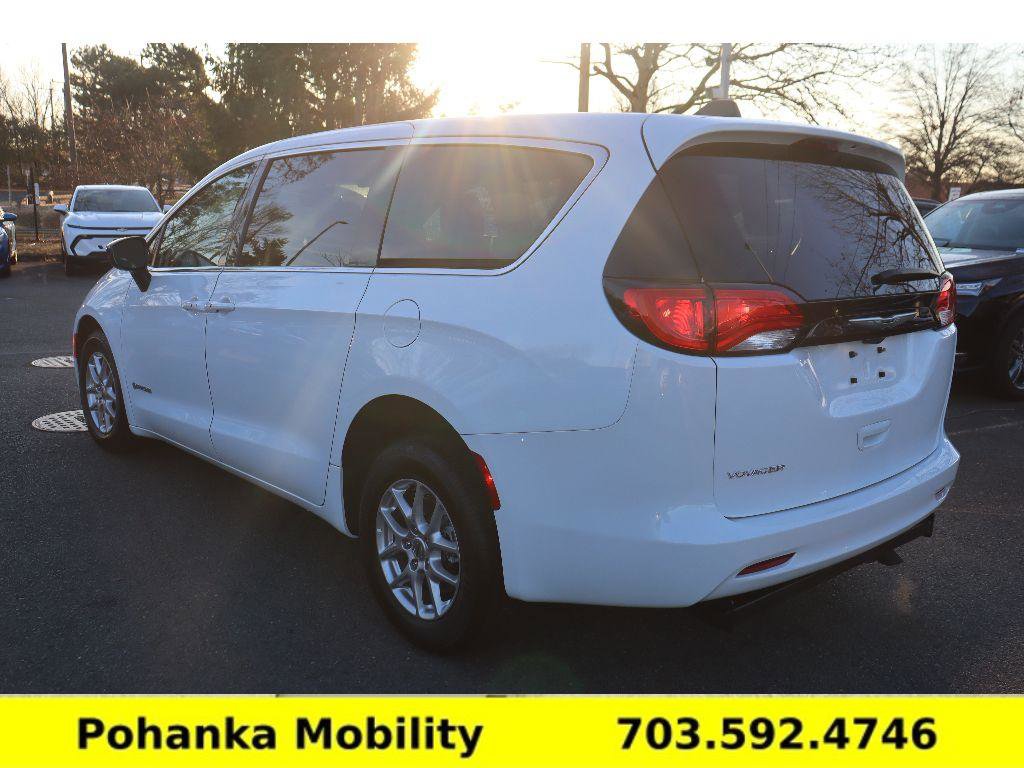 Used 2024 Chrysler Voyager LX image 7